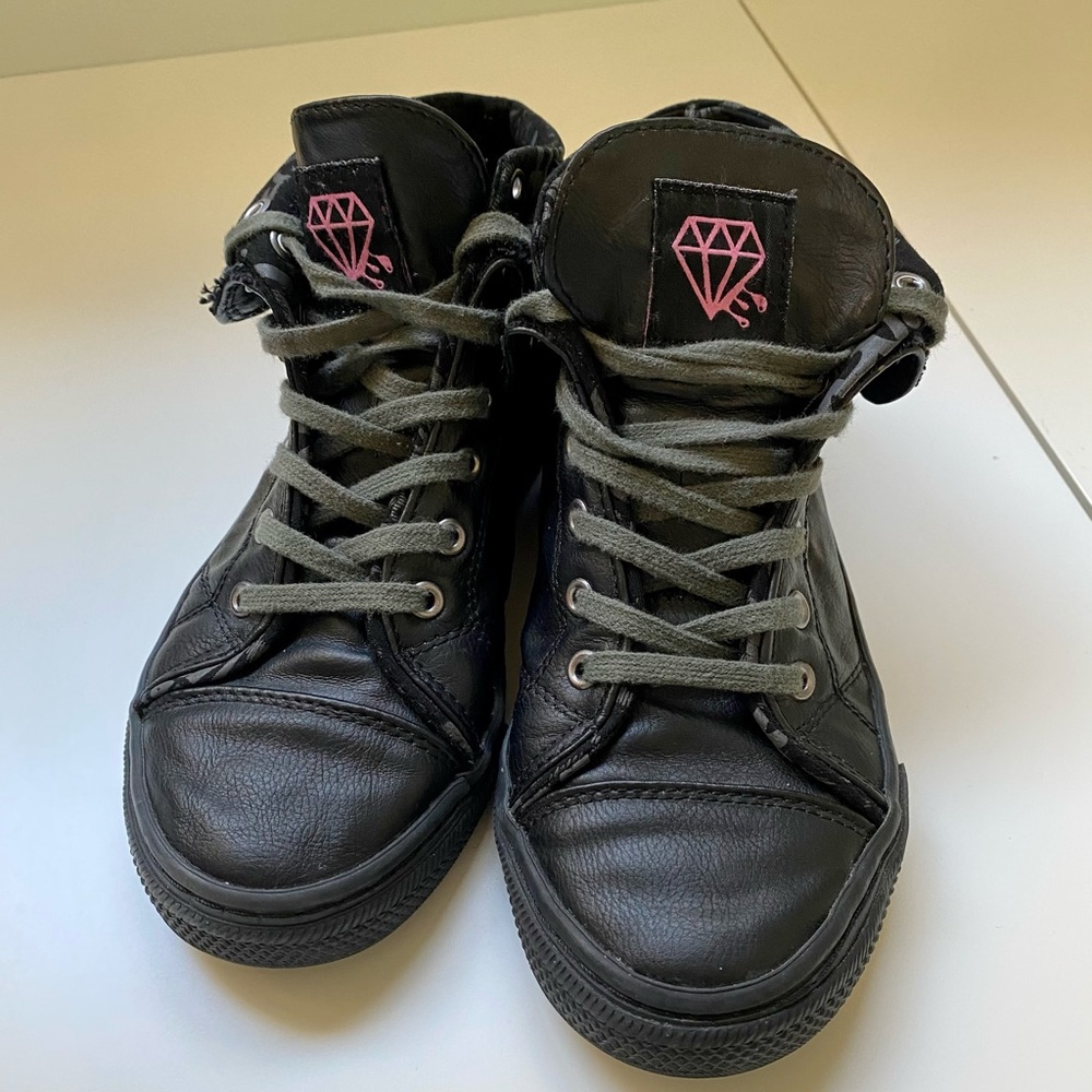 ‼️FREE with $20+ Rock & Candy sz.6 high top runners